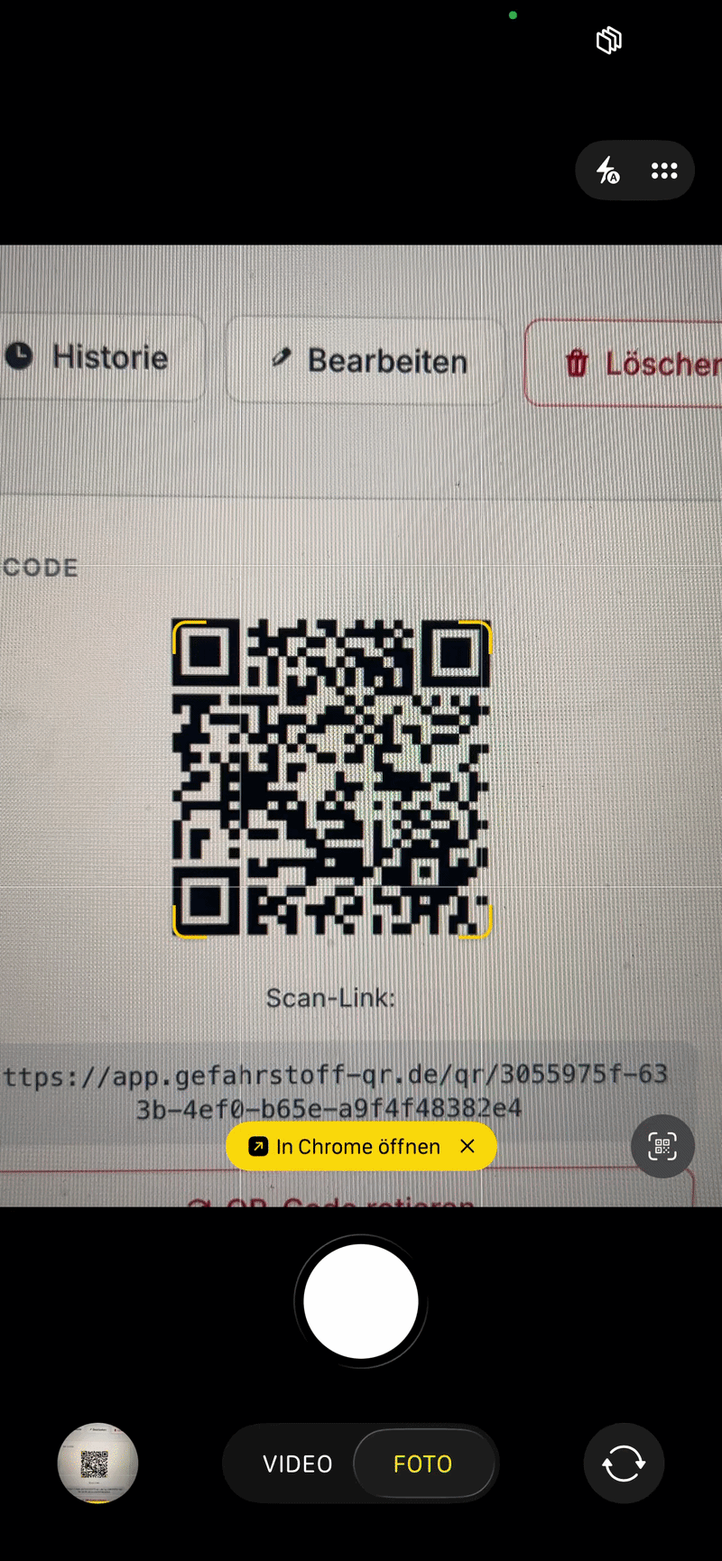 Smartphone scannt den Gefahrstoff-QR-Code; Verknüpfung zur Notfallansicht in der App